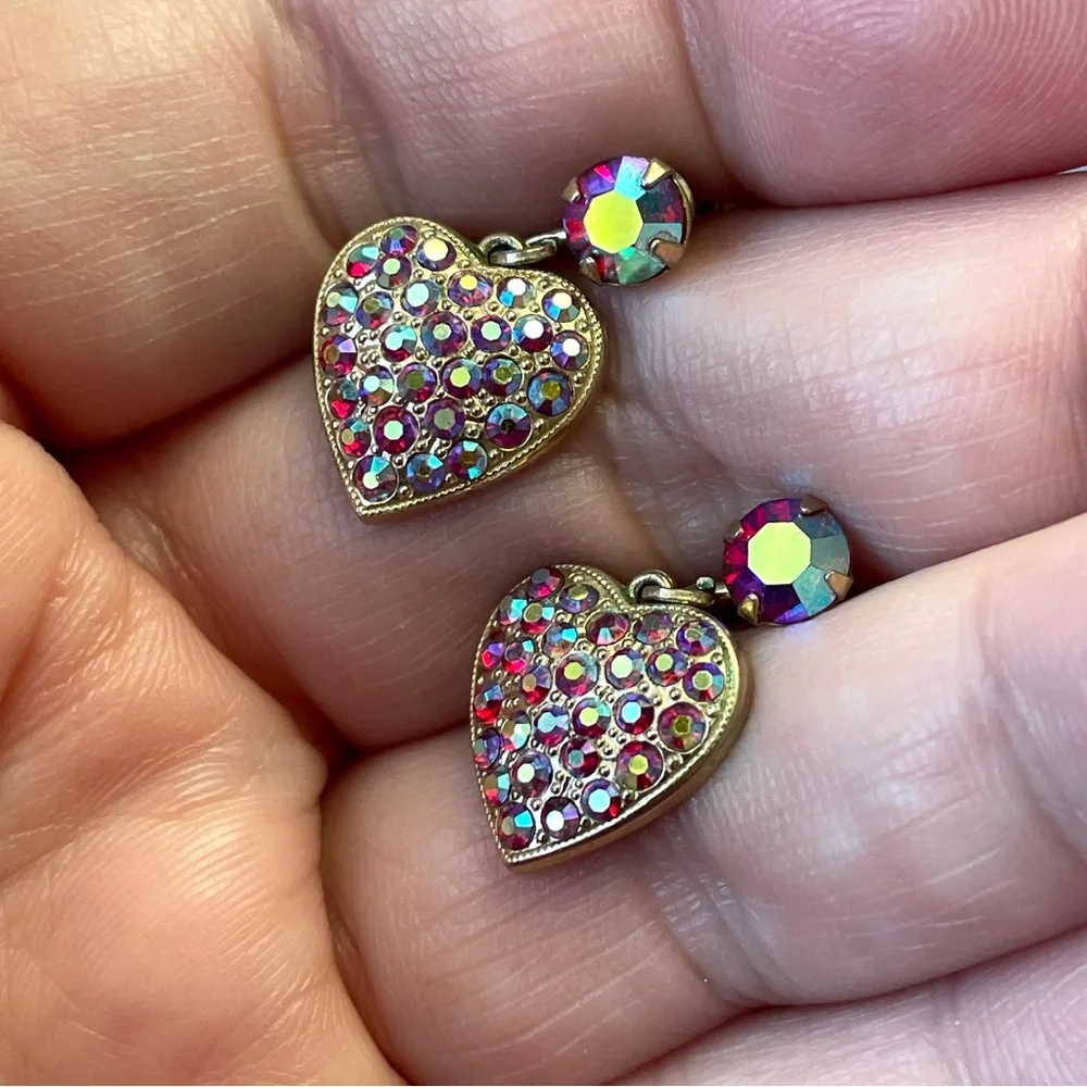 Vtg signed Weiss red AB crystal/rhinestone & goldtone heart screwback earrings - Picture 7 of 11
